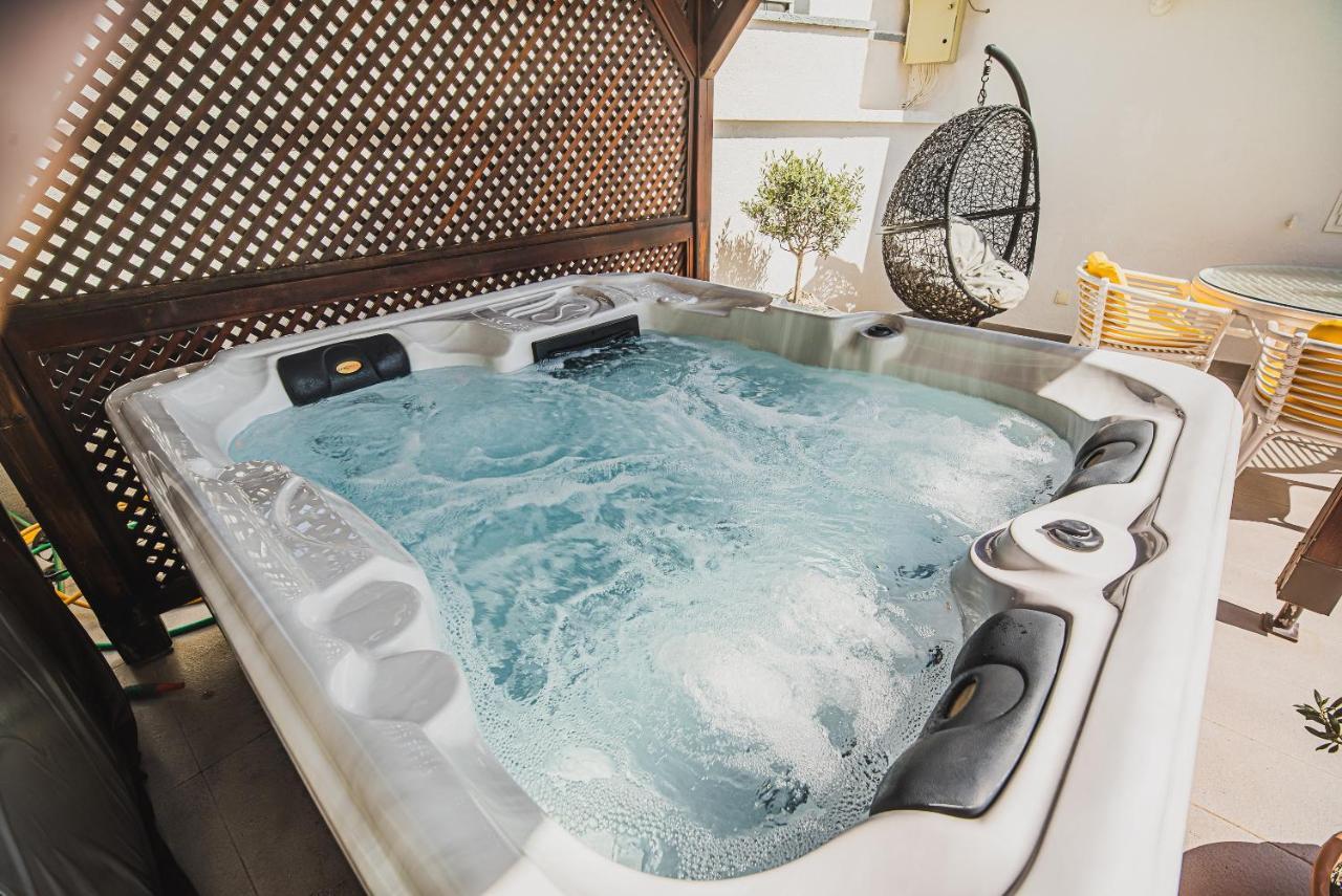 Downtown Luxury Apartments With Hot Tub فوديس المظهر الخارجي الصورة