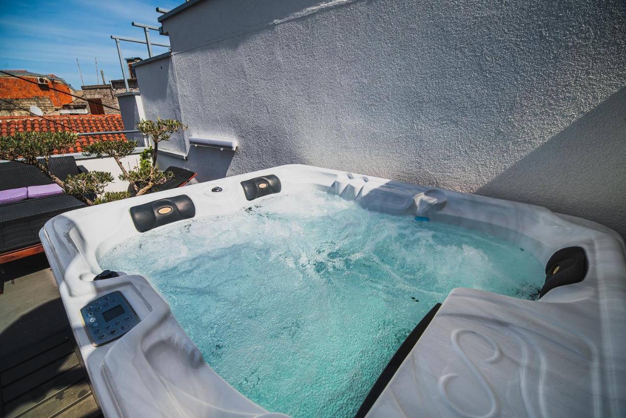 Downtown Luxury Apartments With Hot Tub فوديس المظهر الخارجي الصورة