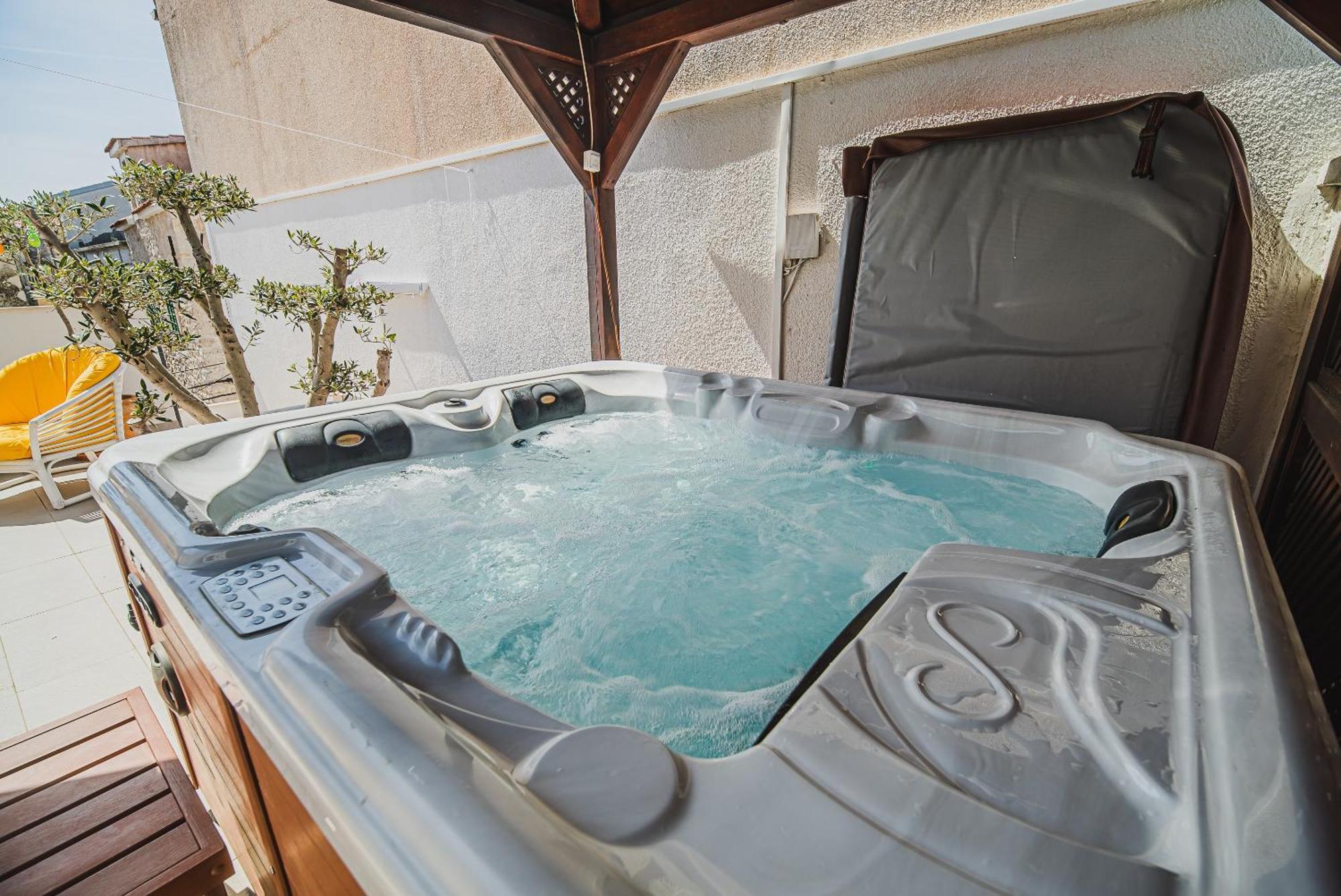 Downtown Luxury Apartments With Hot Tub فوديس الغرفة الصورة